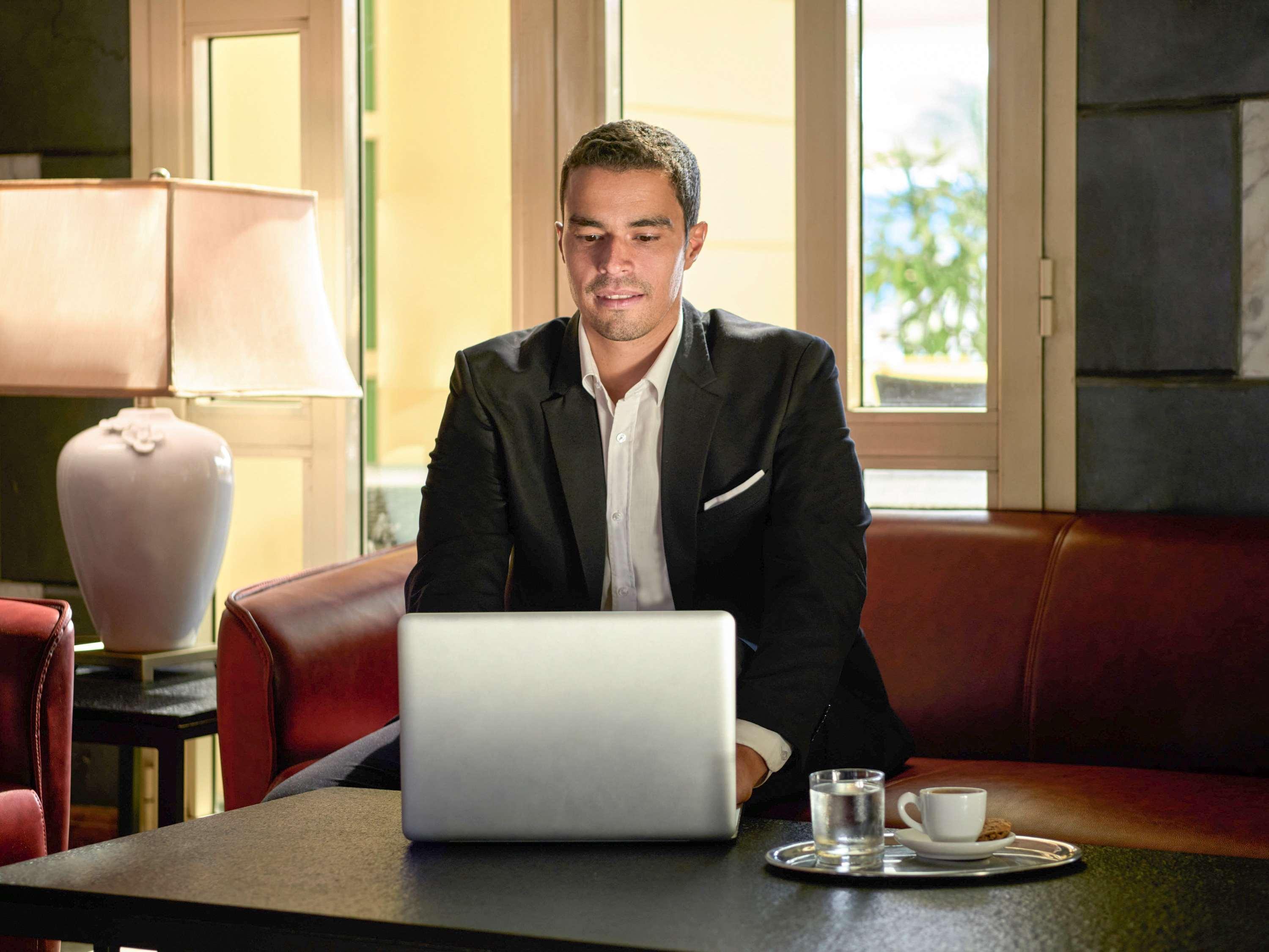 Moevenpick Hotel Cairo - Media City Giza Exterior foto A business traveller working on a laptop